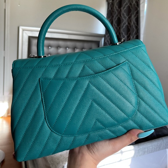 (SOLD)CHANEL Coco Top Handle Vert in Chevron - Picture 2 of 9